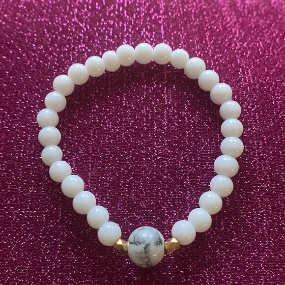 Jewelry - 🔥3/$10 White beaded bracelet